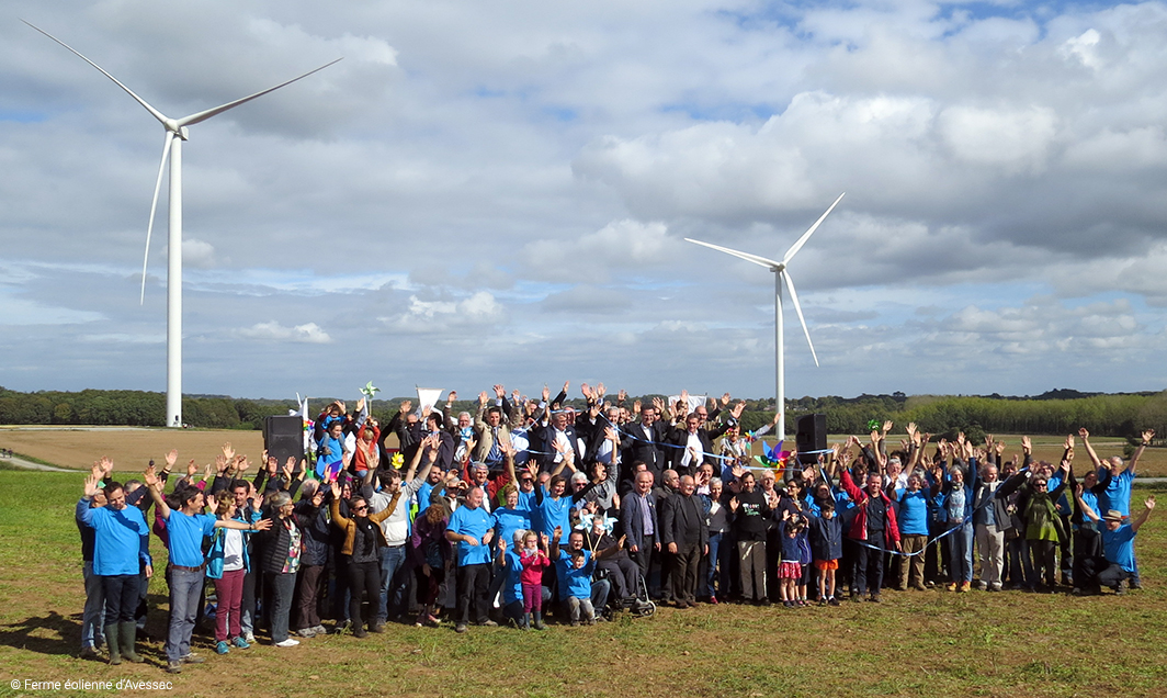 Bénévoles, actionnaires et partenaires rassemblés devant la ferme éolienne d’Avessac pour son inauguration